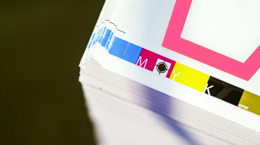 CMYKの色バーと registration マークが入った印刷校正用紙。見積もり前に品質と仕様を確認するイメージ