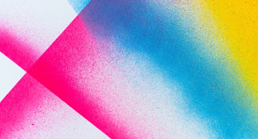 ピンク・ブルー・イエローが重なり合うスプレー風の抽象デザイン。推しカラーを活かした配色のイメージ