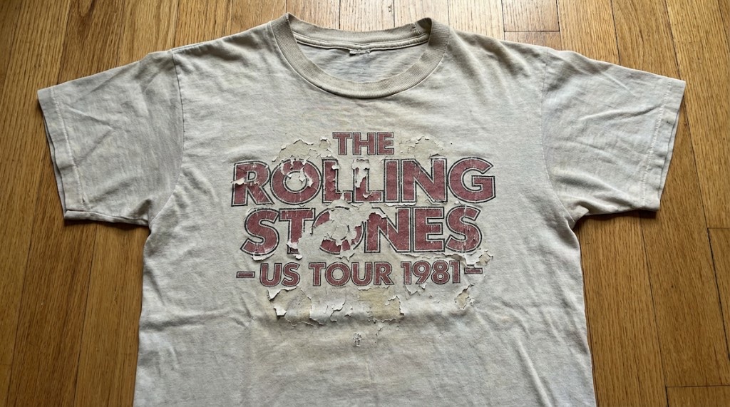 洗濯や乾燥の繰り返しでひび割れ・剥がれが進んだプリントTシャツ。適切な洗濯でこうした劣化を防ぐイメージが伝わる。